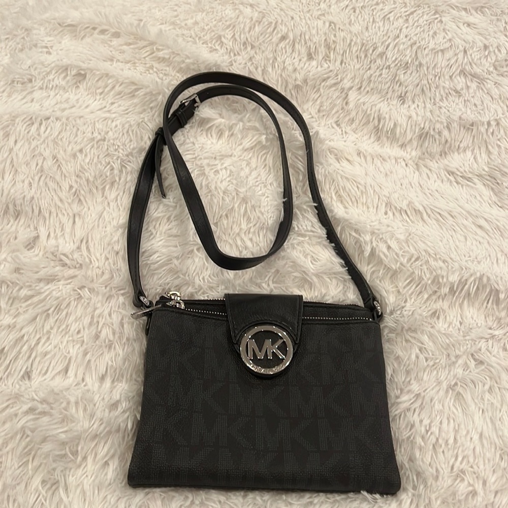 Michael Kors small crossbody purse with lots of places to organize your stuff.